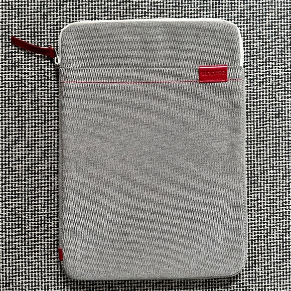 incase Terra Collection Sleeve Cream White and Fiery Red - Picture 1 of 13